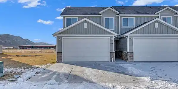 49 CEDAR LN