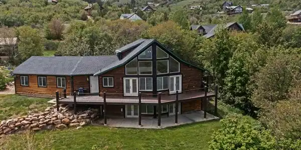 556 HOLIDAY DR