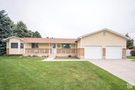 249 E VALLEY DR