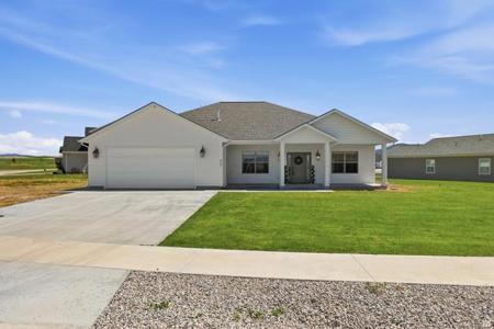 561 E EAGLE DR