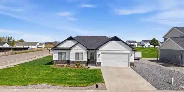117 E EAGLE WAY