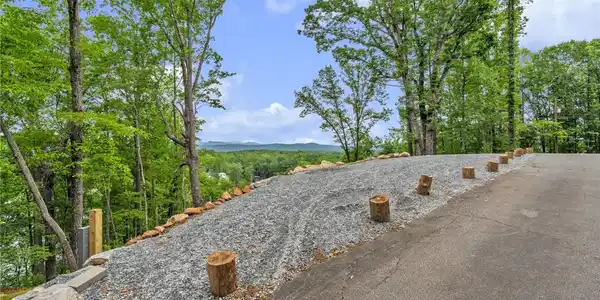 Image 3: Embrace the sweeping mountain panorama from this e