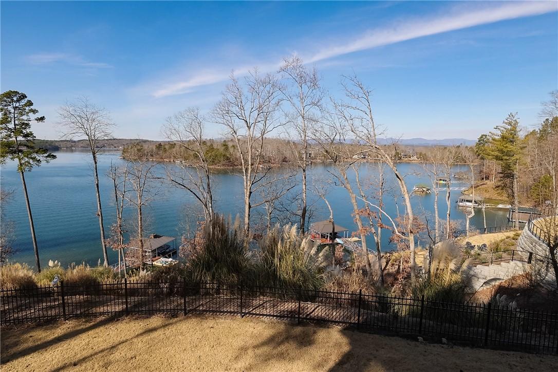 Image 2: Lakeside Mountain Views