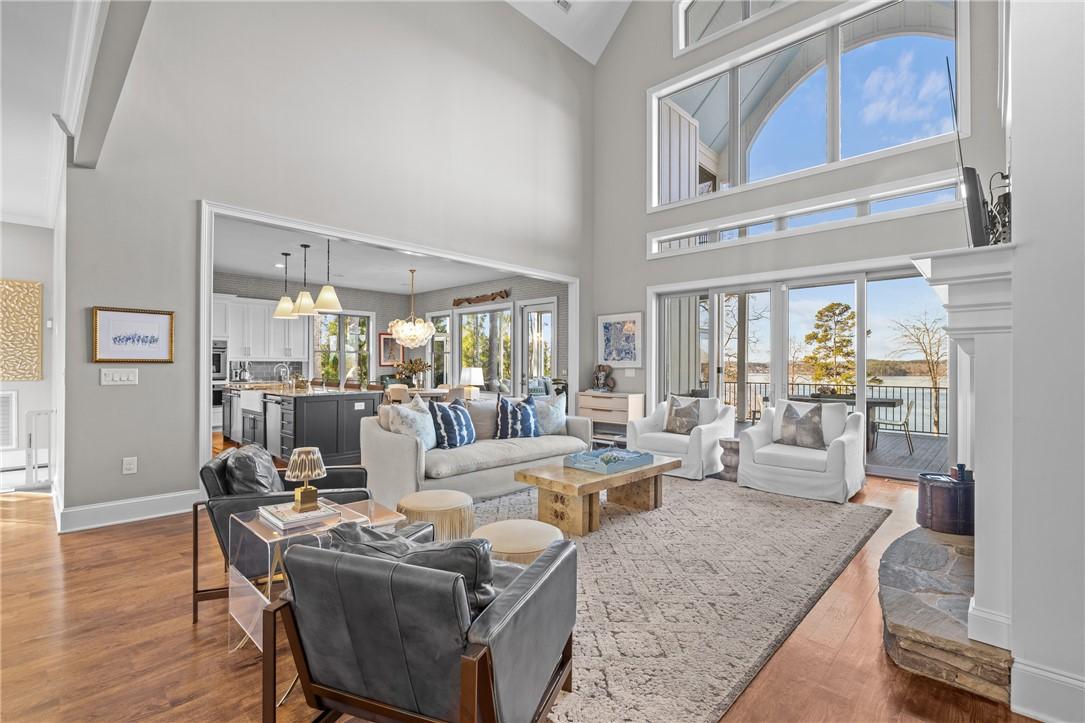 Image 3: Main-Level Entry View