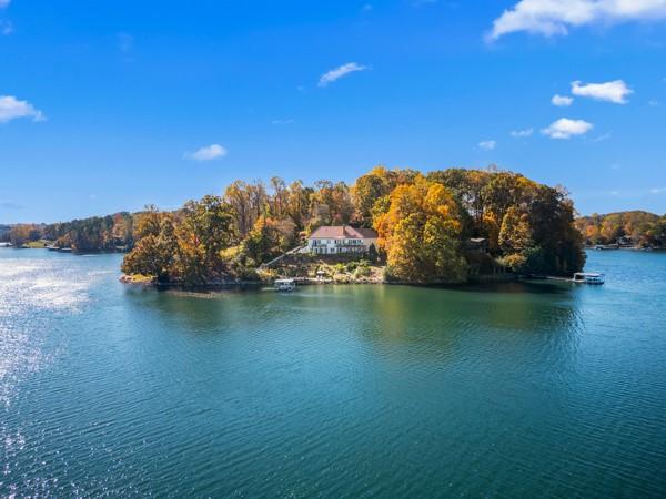 Image 4: Exceptional Views, Secluded Privacy and Convenient