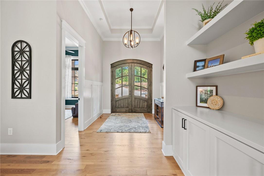 Image 3: Step into a luminous entryway featuring an arched