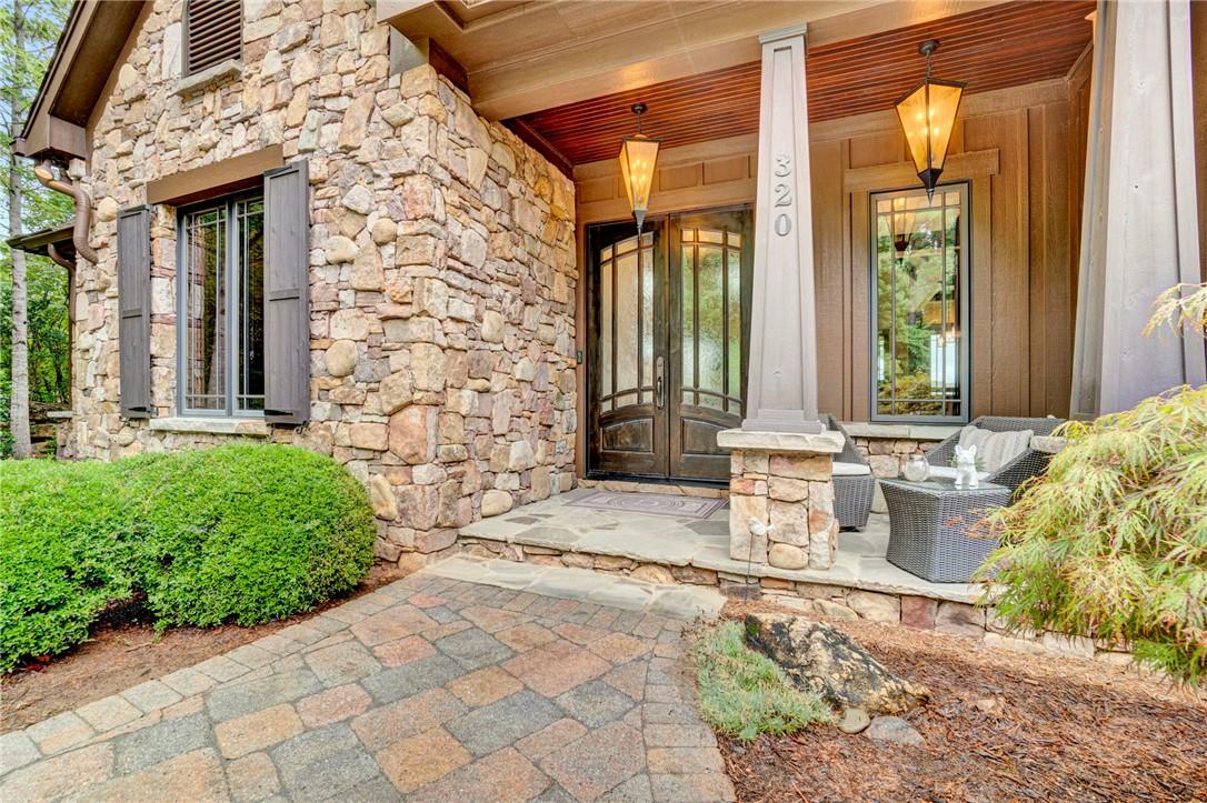 Image 2: A stone facade welcomes guests to this inviting en