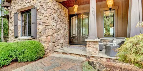 Image 2: A stone facade welcomes guests to this inviting en