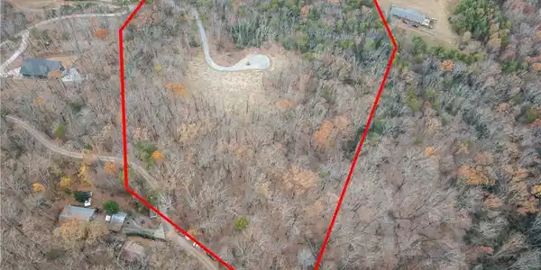 Image 4: Note:  Photographs showing approximate lot line lo