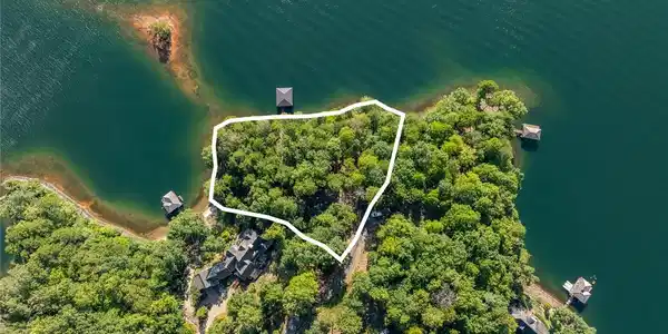 Image 2: Note:  Photographs showing approximate lot line lo