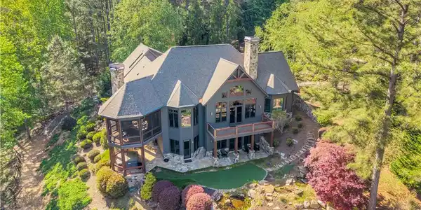 Image 3: This magnificent residence boasts captivating arch