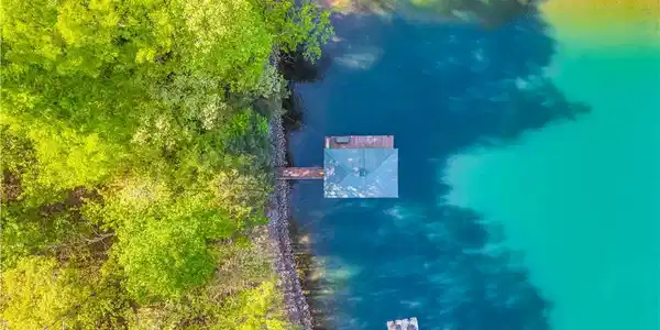Image 4: This tranquil waterfront property offers private d