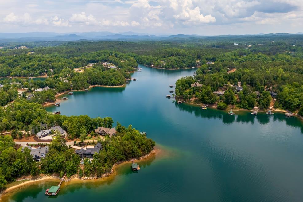 Image 3: A tranquil lake view property with private docks o