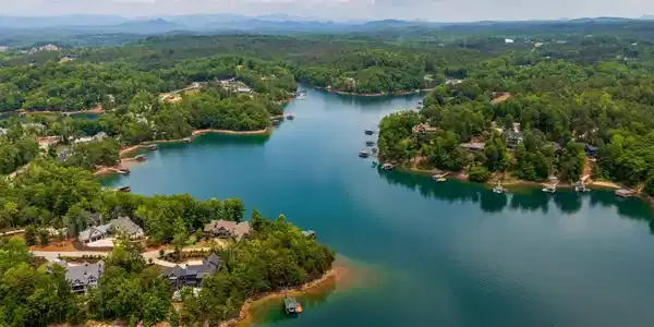Image 3: A tranquil lake view property with private docks o