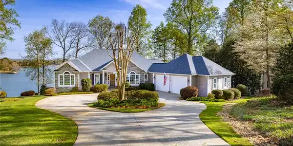 138 South Oak Pointe Drive