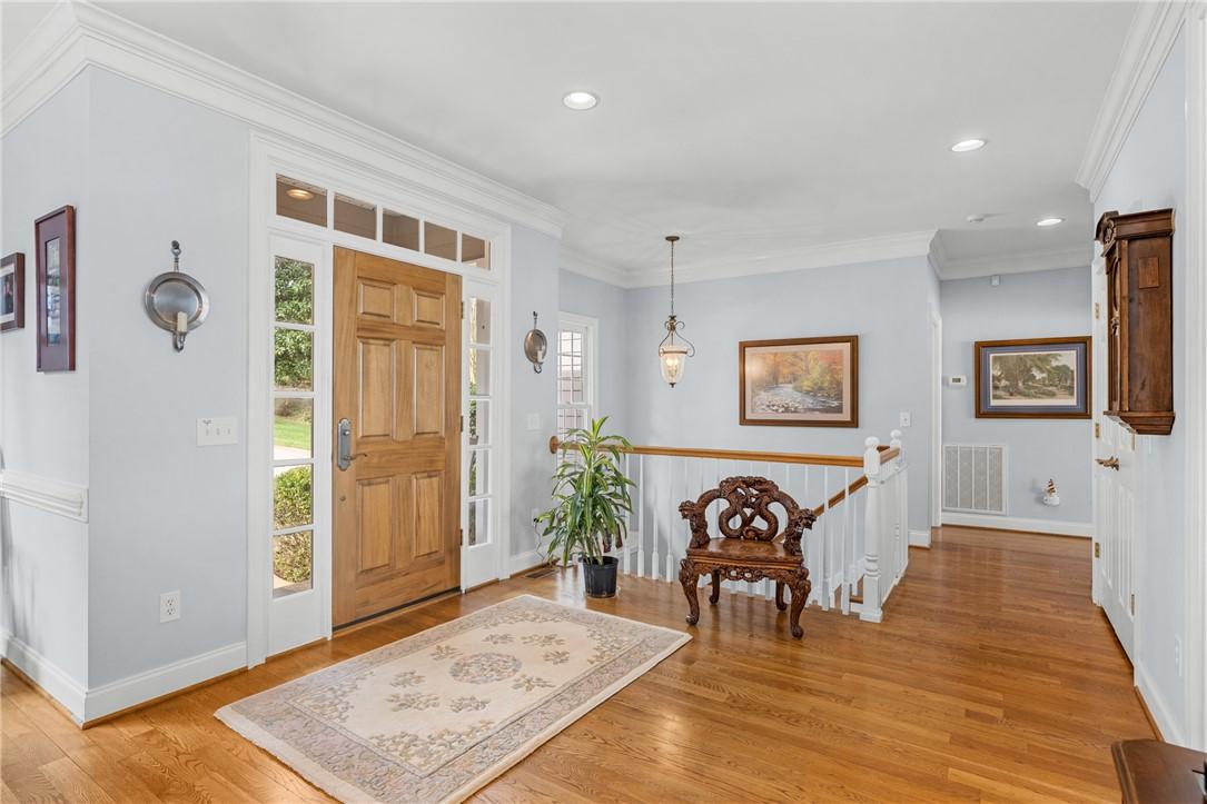 Image 4: Step into this welcoming entrance foyer with polis