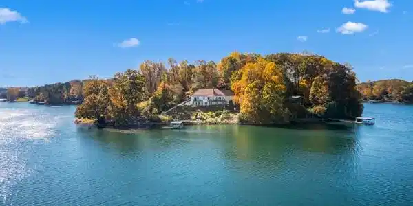Image 2: Exceptional Views, Secluded Privacy and Convenient